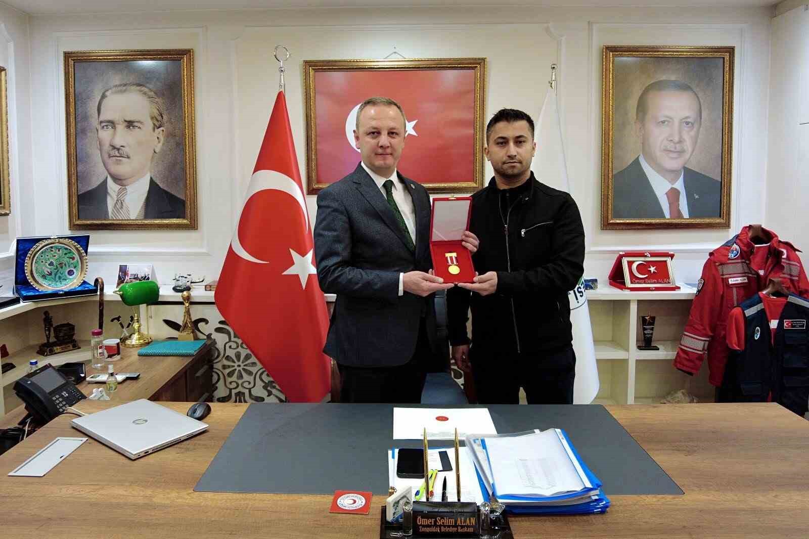 ZONGULDAK BELEDİYESİ'NDE GÖREVLİ İTFAİYE ERİ MEHMET TUNA'YA DEVLET ÜSTÜN FEDAKARLIK