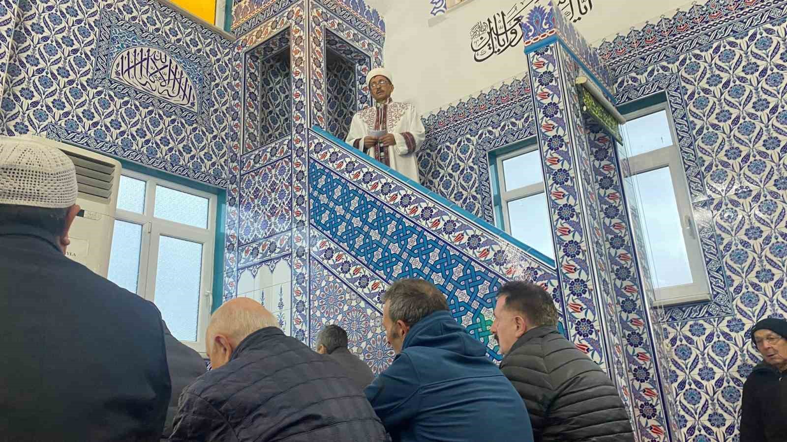 ZONGULDAK’TA RAMAZAN BAYRAMI COŞKUSU YAŞANDI. NAMAZ SONRASI VATANDAŞLAR BİRBİRLERİYLE BAYRAMLAŞTI.
