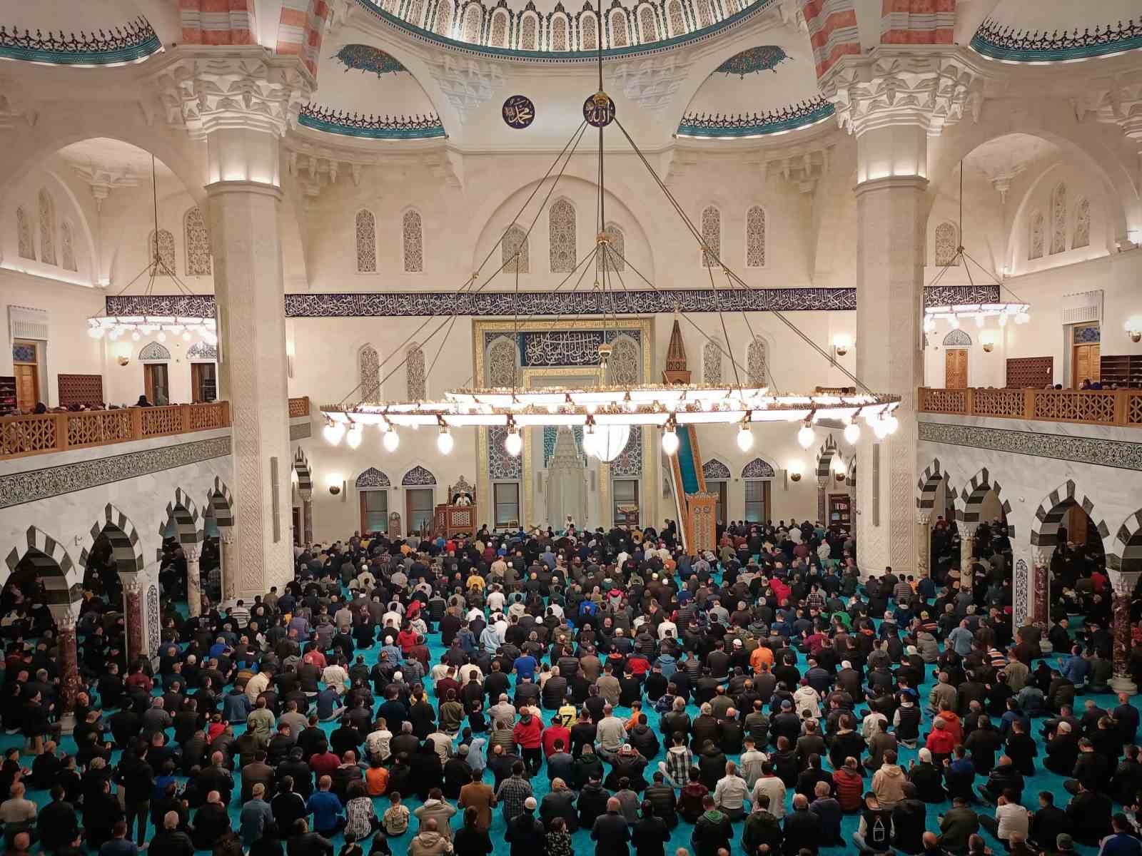 ZONGULDAK'TA KADİR GECESİ DUALARLA İDRAK EDİLDİ. UZUN MEHMET CAMİİ VATANDAŞLARLA