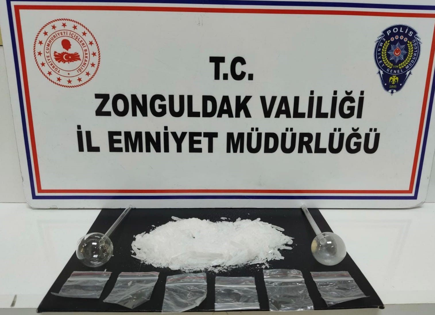 ZONGULDAK'TA POLİS EKİPLERİNİNİ DÜZENLEDİĞİ OPERASYONDA YAKALANAN BİR ŞÜPHELİ TUTUKLANARAK CEZAEVİNE