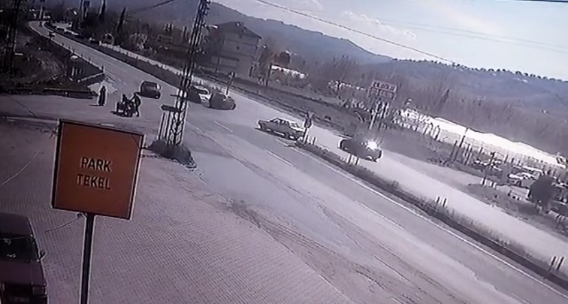 ZONGULDAK’TAKİ  TRAFİK KAZASI GÜVENLİK KAMERASINA YANSIDI