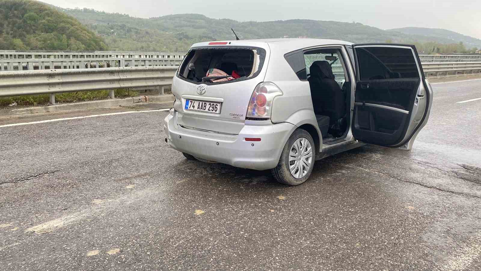KAYGANLAŞAN YOLDA DEMİR BARİYERLERE ÇARPTI