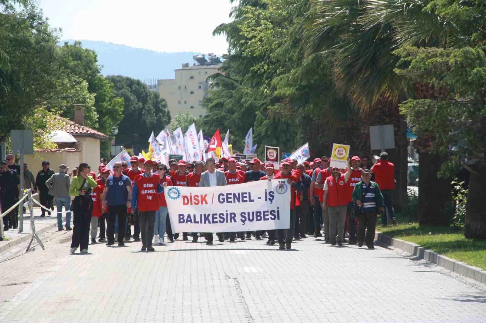 BALIKESİR’İN EDREMİT İLÇESİNDE 1 MAYIS İŞÇİ BAYRAMI KORTEJ YÜRÜYÜŞÜ VE