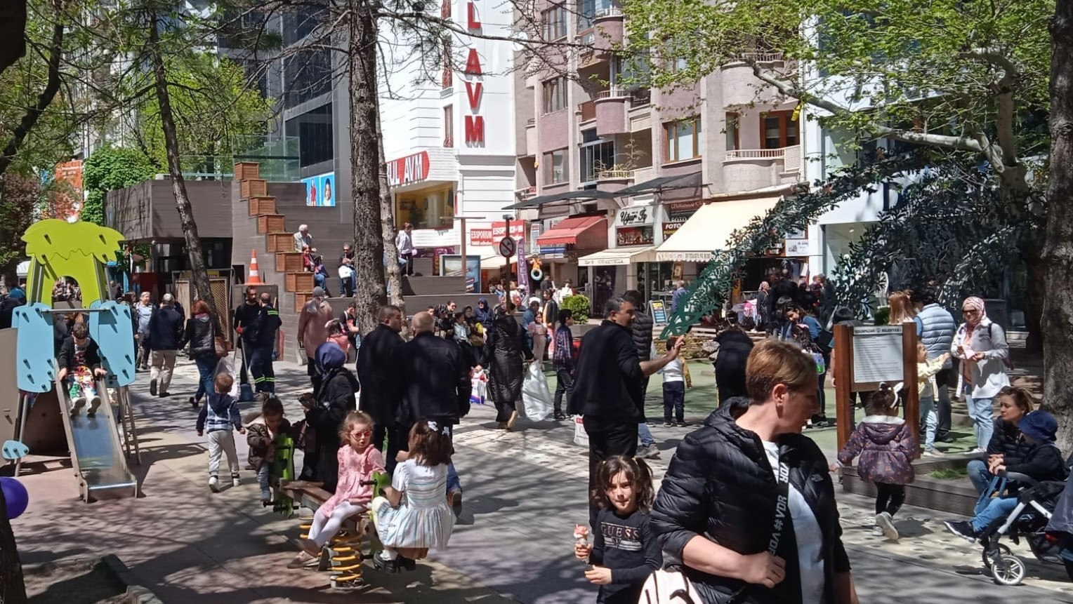 ÇOCUK PARKLARINDA İSE ÇOCUKLAR OYUNCAKLARLA OYNAYARAK GÖNÜLLERİNCE EĞLENDİLER.