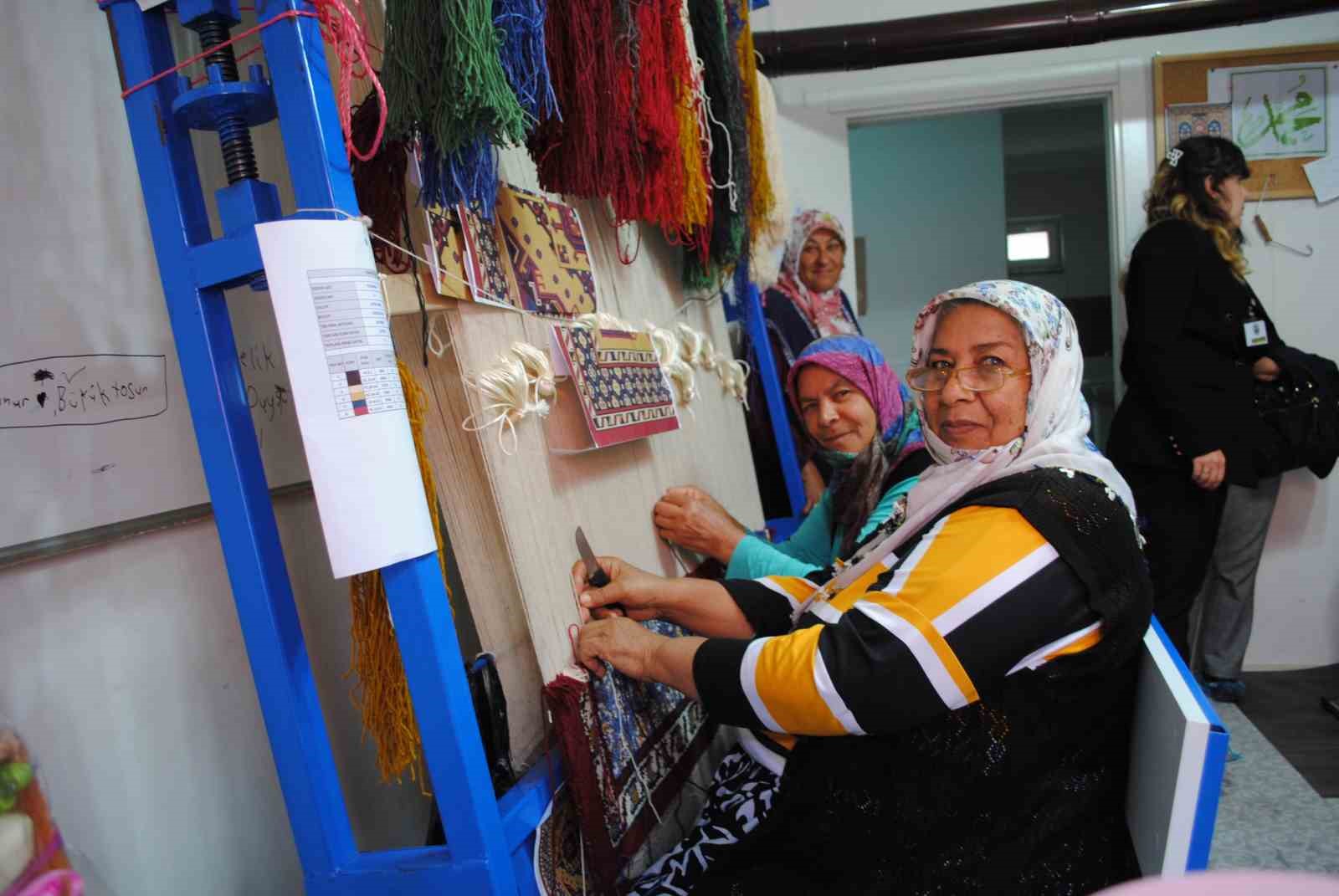TÜRKMEN HALISI DOKUYAN GÖKTAŞLI KADINLAR