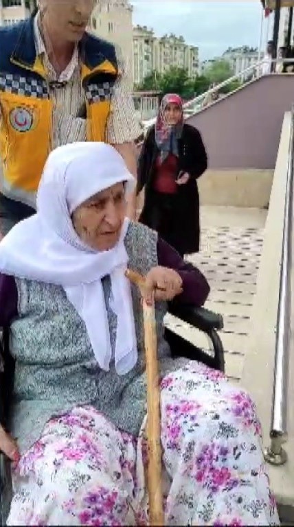 KAHRAMANMARAŞ'TA 100 YAŞINDAKİ FATMA POYRAZ, CUMHURBAŞKANLIĞI İKİNCİ TUR SEÇİMLERİ İÇİN