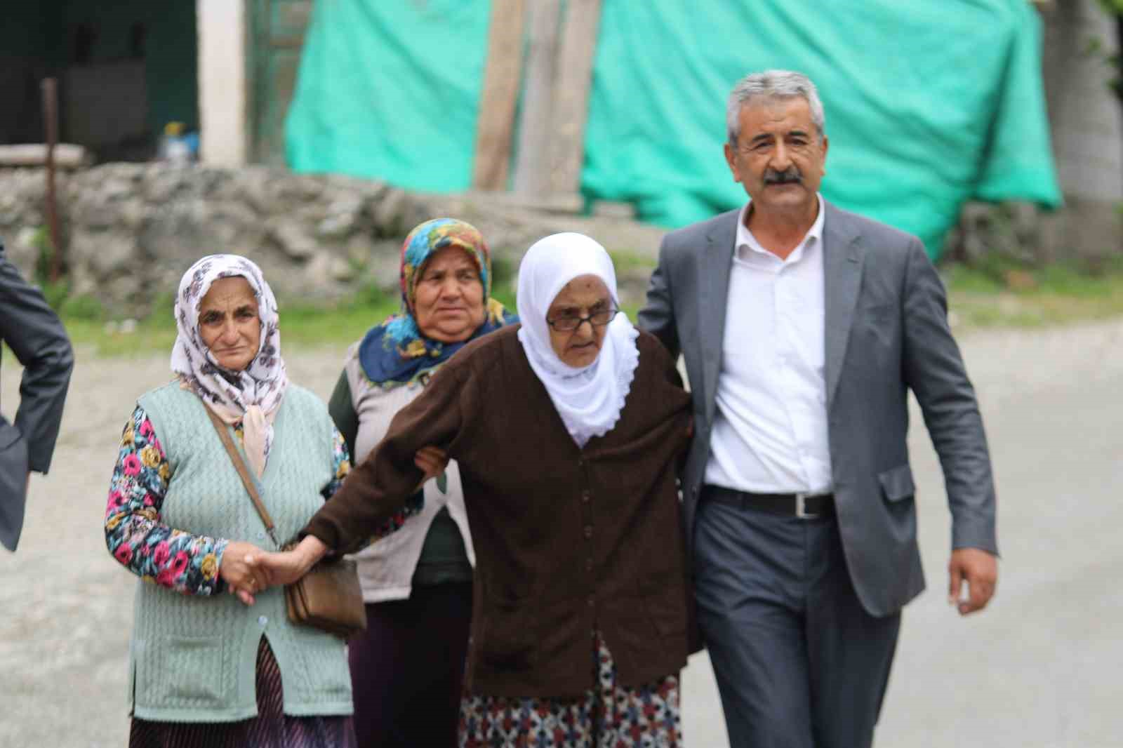 110 YAŞINDAKİ SAFİYE NİNE 2.TUR SEÇİMLERİ İÇİN SANDIK BAŞINA GİTTİ
