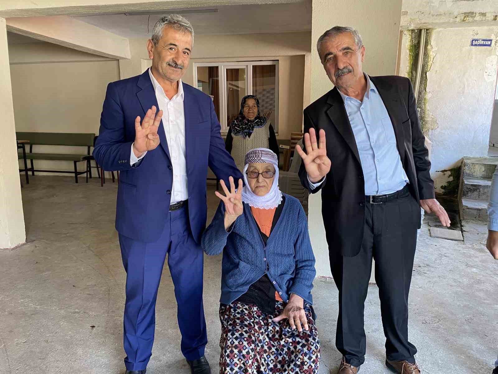 ZONGULDAK'IN GÖKÇEBEY İLÇESİNDE YAŞAYAN 110 YAŞINDAKİ SAFİYE KURTOĞLU, AİLESİNİN YARDIMIYLA