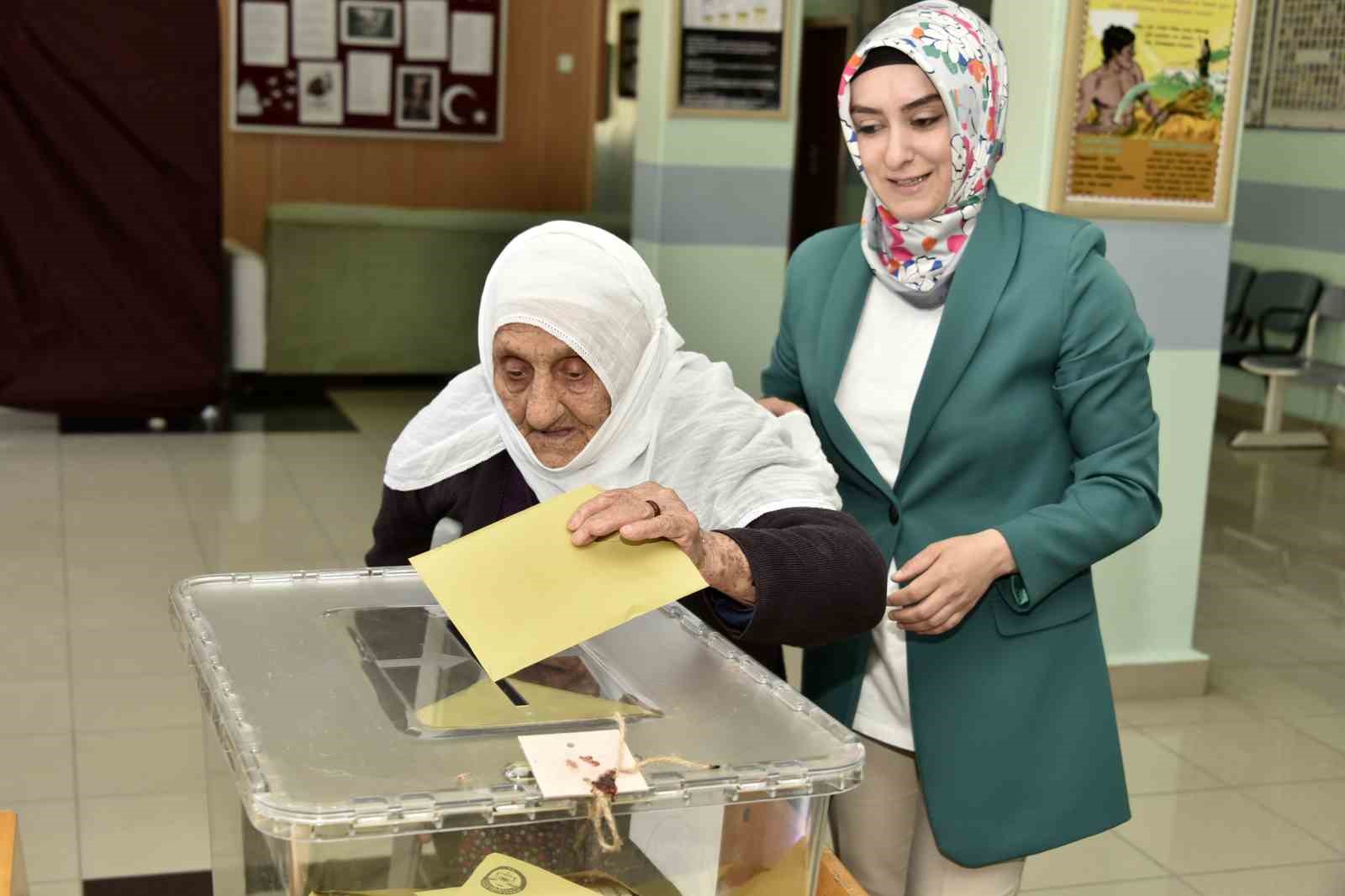 GÜMÜŞHANE’NİN EN YAŞLI BİREYİ OLAN 112 YAŞINDAKİ GÜLLÜ DOĞAN, OYUNU