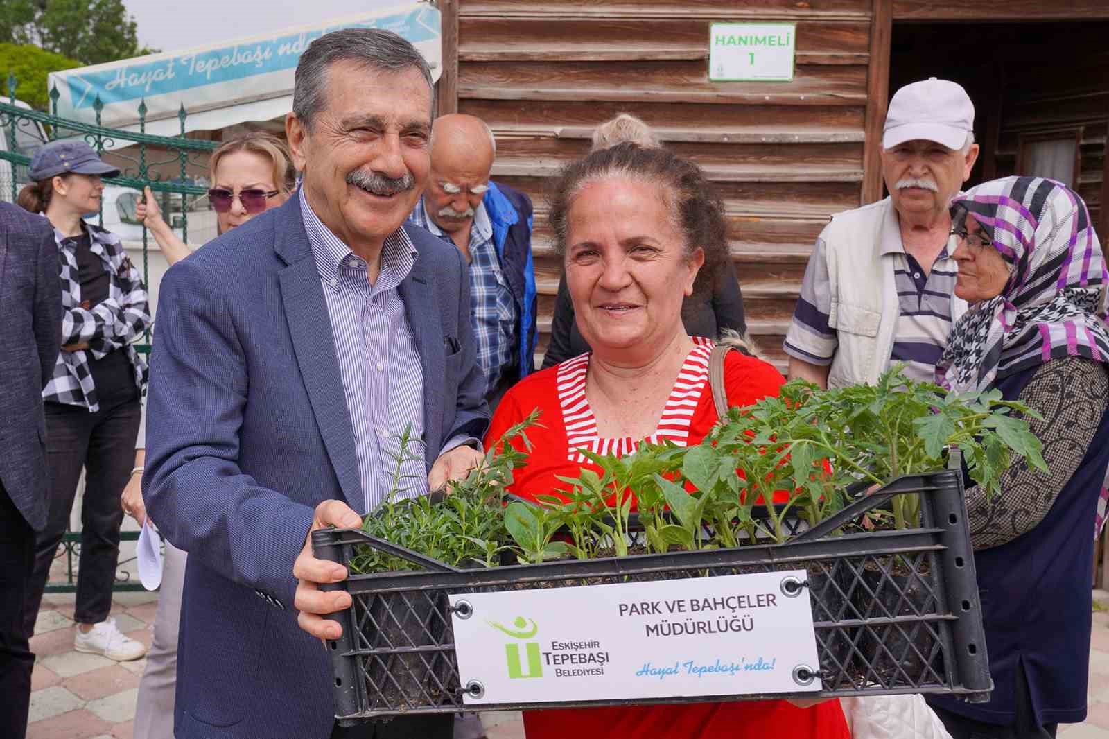 TEPEBAŞI BELEDİYESİ’NİN GÖNÜLLÜ BAHÇELERİNDE TOPRAKLA UĞRAŞAN VATANDAŞLAR İÇİN FİDE DAĞITIMI