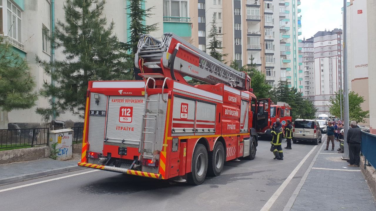 KAYSERİ’NİN MELİKGAZİ İLÇESİNDE 14 KATLI BİNANIN 5’İNCİ KATINDA ÇIKAN YANGINDA