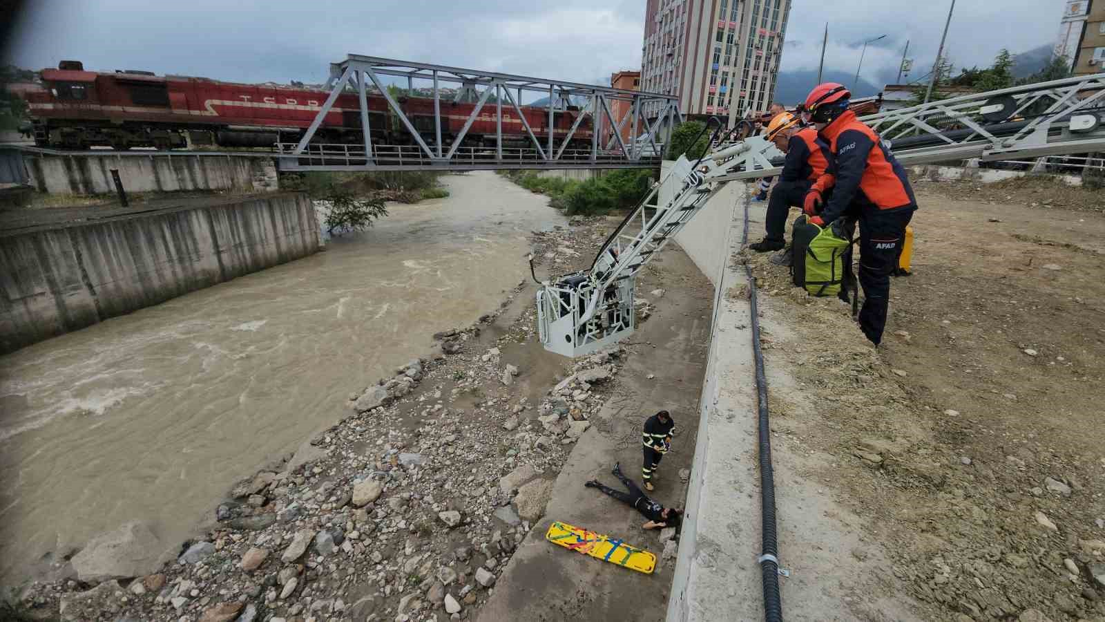 KARABÜK'TE YAKLAŞIK 15 METRE YÜKSEKLİKTEN DENGESİNİ KAYBEDİP ÇAY ÇAY KENARINDAKİ