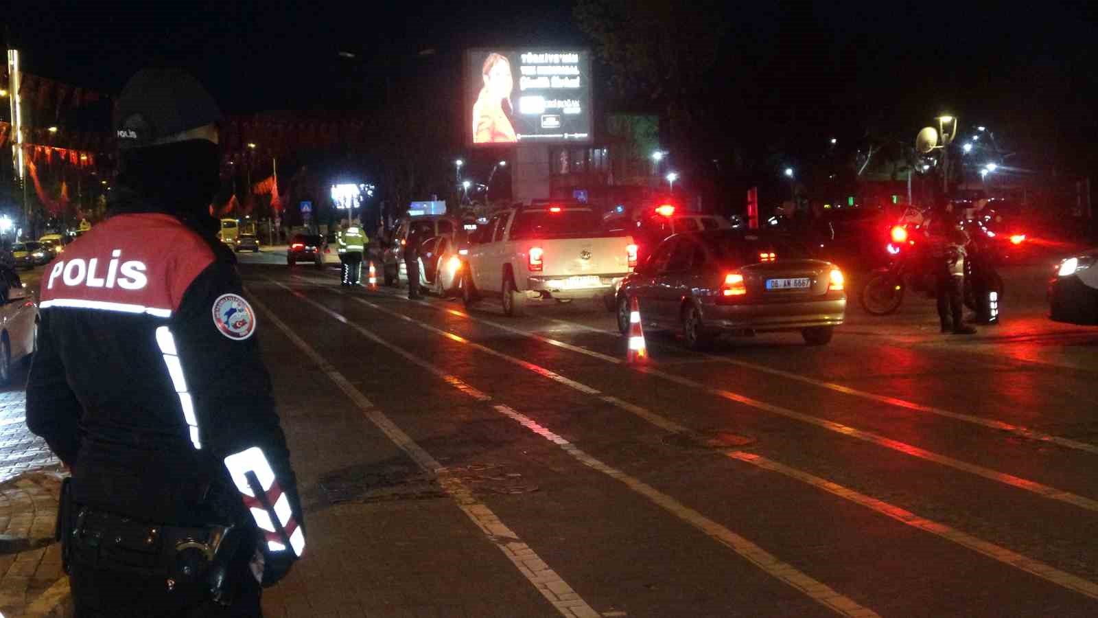 UŞAK’TA 150 POLİSİN KATILDIĞI “UŞAK GÜVENDE” UYGULAMASI GERÇEKLEŞTİ. ŞOK UYGULAMA
