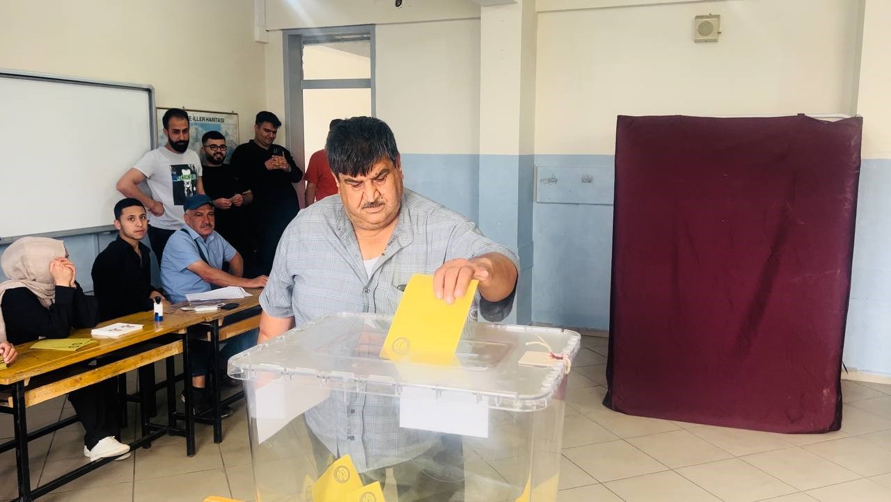 ŞANLIURFA’DA YAŞAYAN 175 KİLO AĞIRLIĞINDAKİ SEÇMEN, YÜRÜYEREK OY KULLANMAYA GİTTİ.
