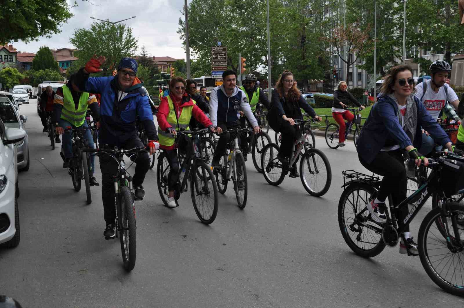 ESKİŞEHİRLİ ONLARCA BİSİKLETÇİ, TÜRK BAYRAKLARIYLA BİRLİKTE KİLOMETRELERCE PEDAL ÇEVİREREK 19