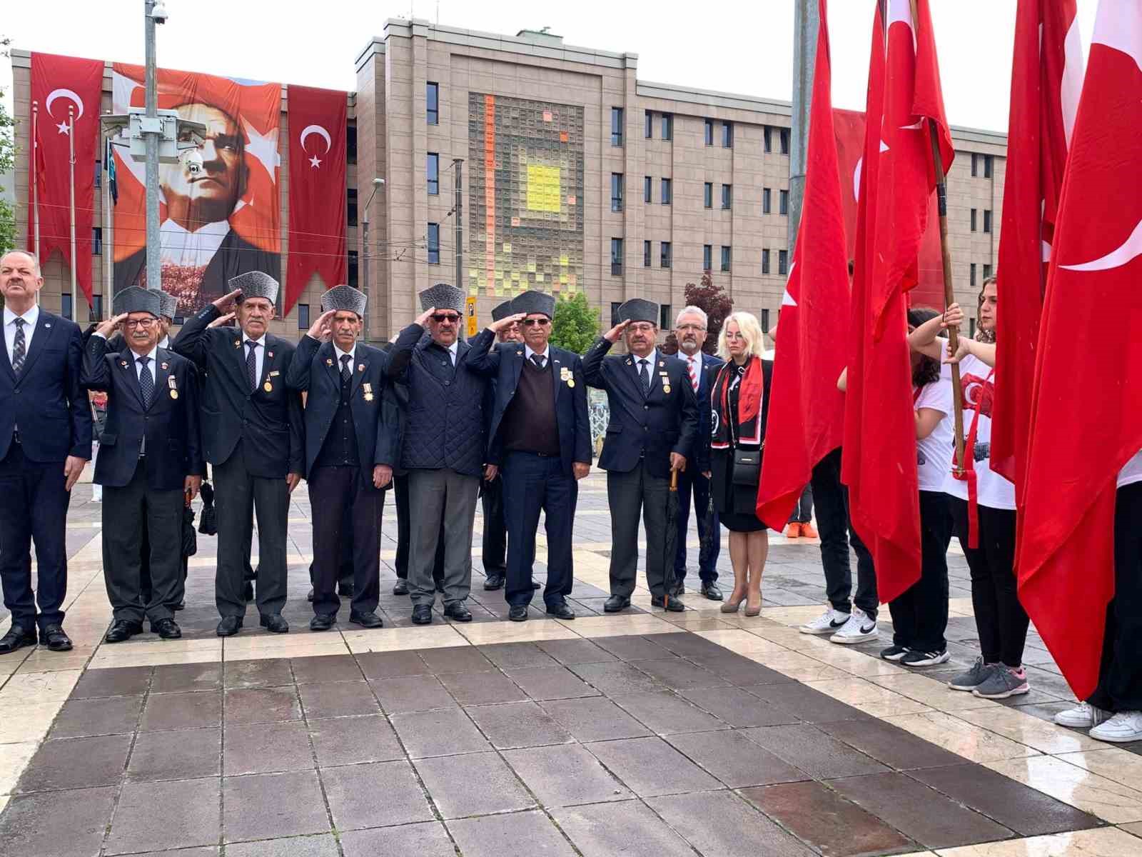 BİRÇOK GENÇLİK VE SPOR KULÜBÜ ÜYESİNİN DE BAYRAKLARLA KATILDIĞI 104.
