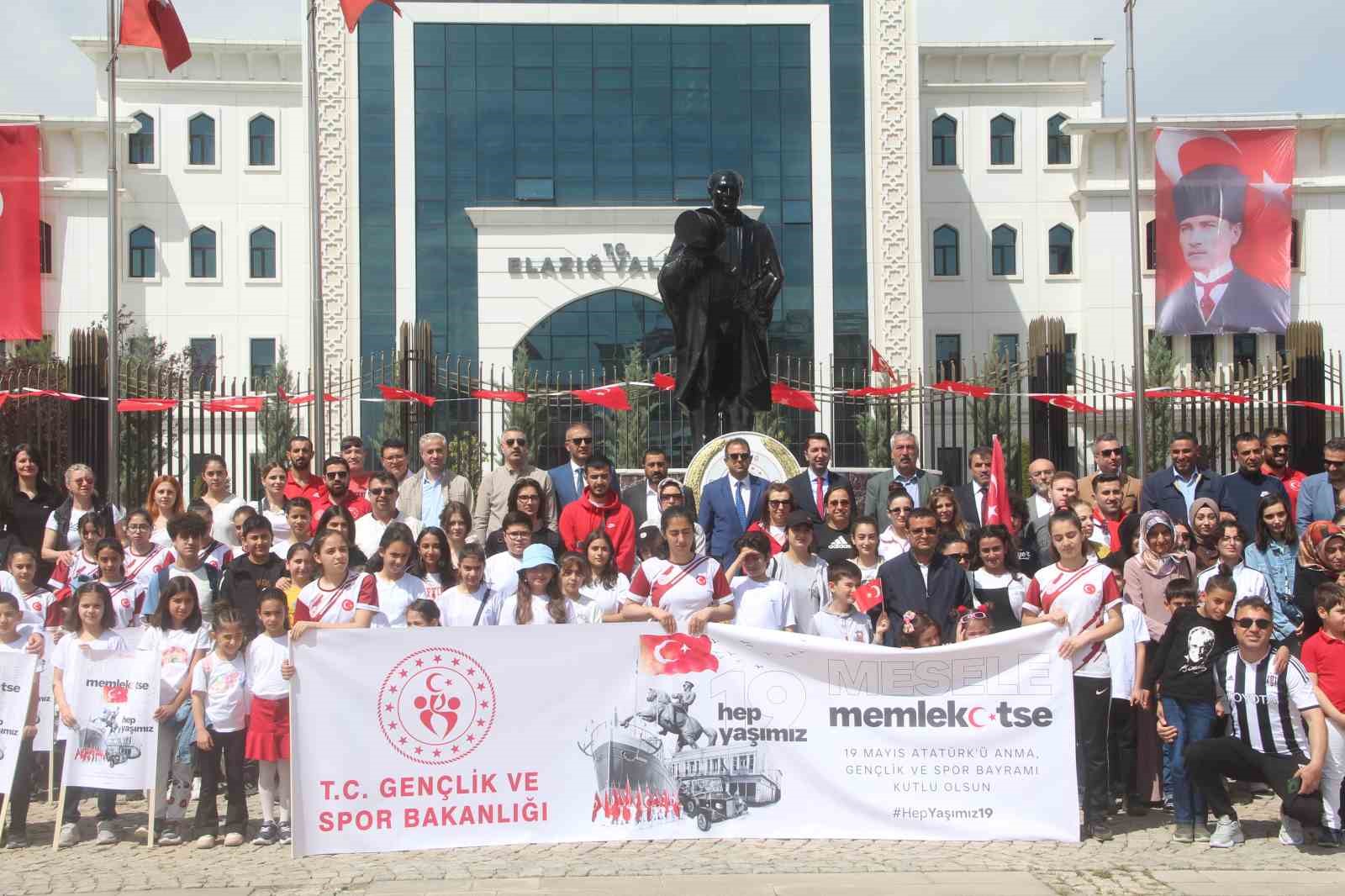 ELAZIĞ’DA 19 MAYIS ATATÜRK’Ü ANMA, GENLİK VE SPOR BAYRAMI, ÇELENK