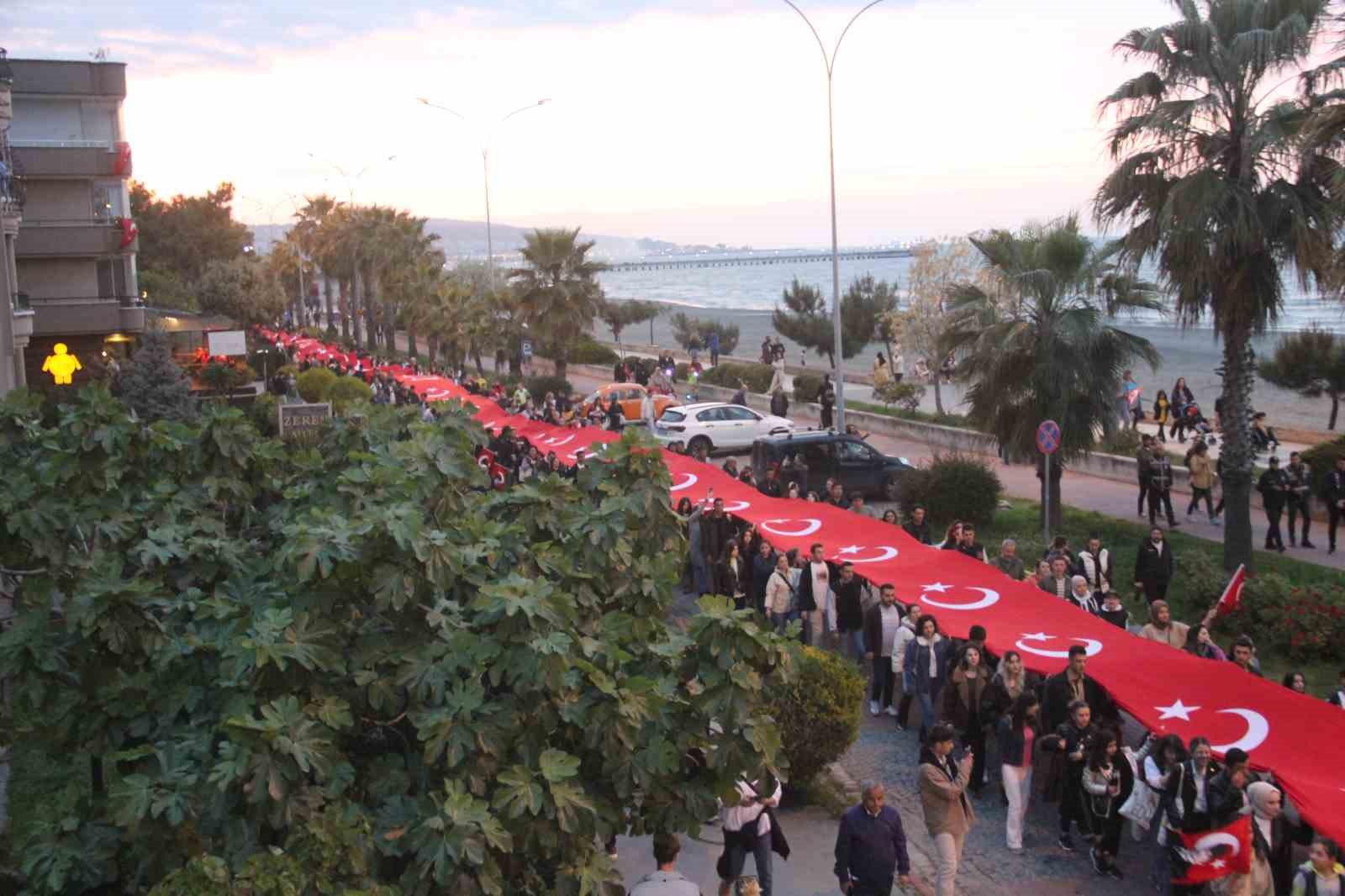 1919 METRE UZUNLUĞUNDAKİ TÜRK BAYRAKLI YÜRÜYÜŞÜ ÖĞRENCİ, ÖĞRETMEN VE İZCİLER