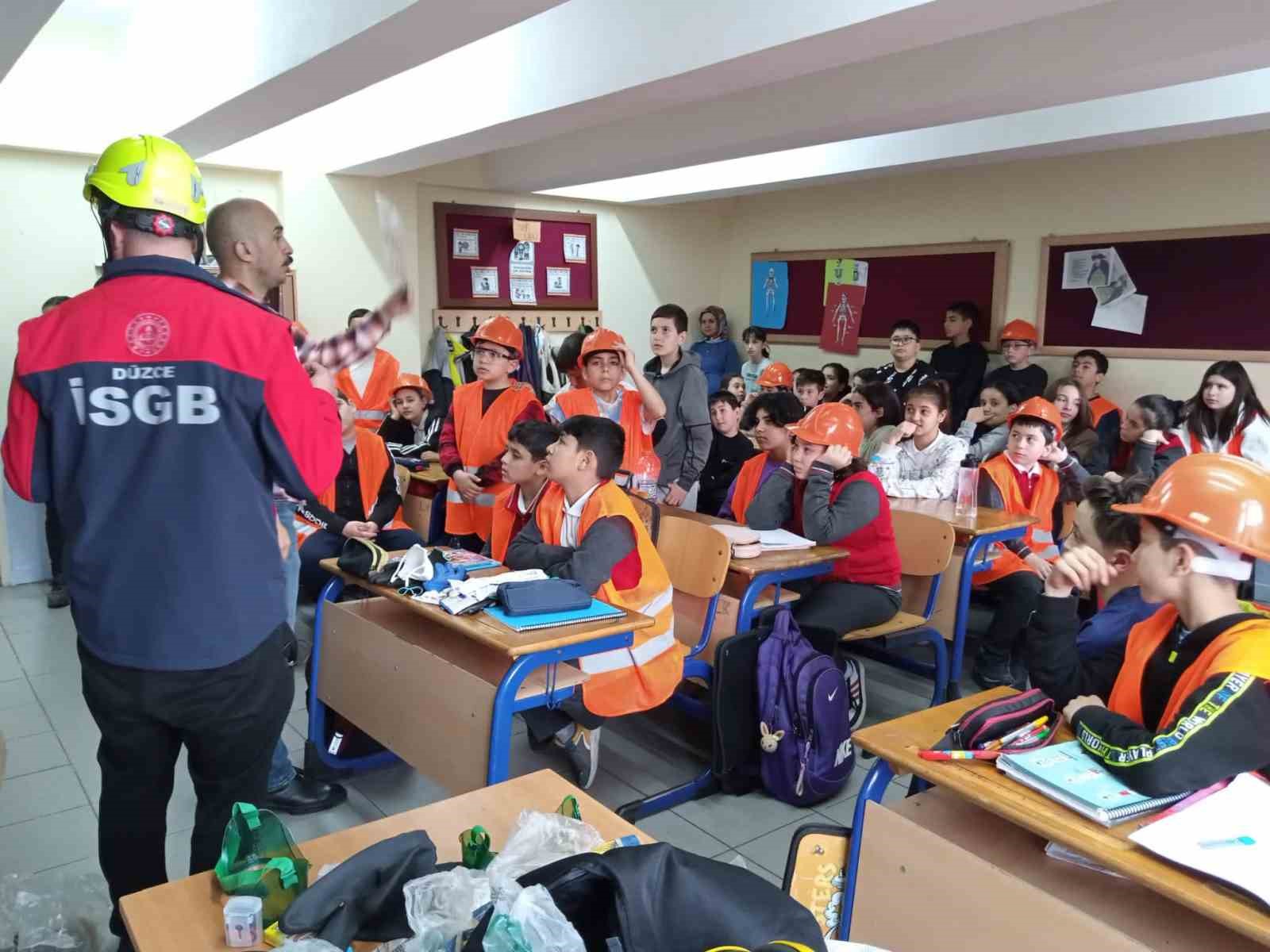 DÜZCE'DE ORTAOKUL ÖĞRENCİLERİNE İŞ GÜVENLİĞİ HAFTASI SEBEBİ İLE İŞ GÜVENLİĞİ