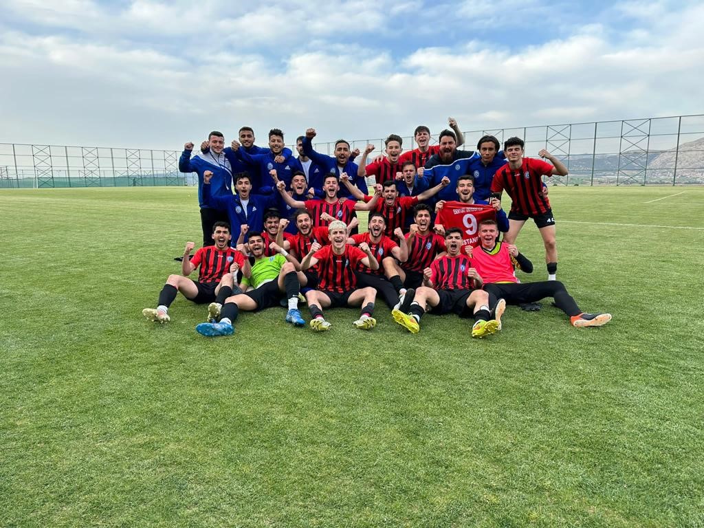 İSTANBUL ESENYURT ÜNİVERSİTESİ ÖĞRENCİLERİ FUTBOL VE KİCK BOKS DALLARINDA ÜNİVERSİTELERARASI