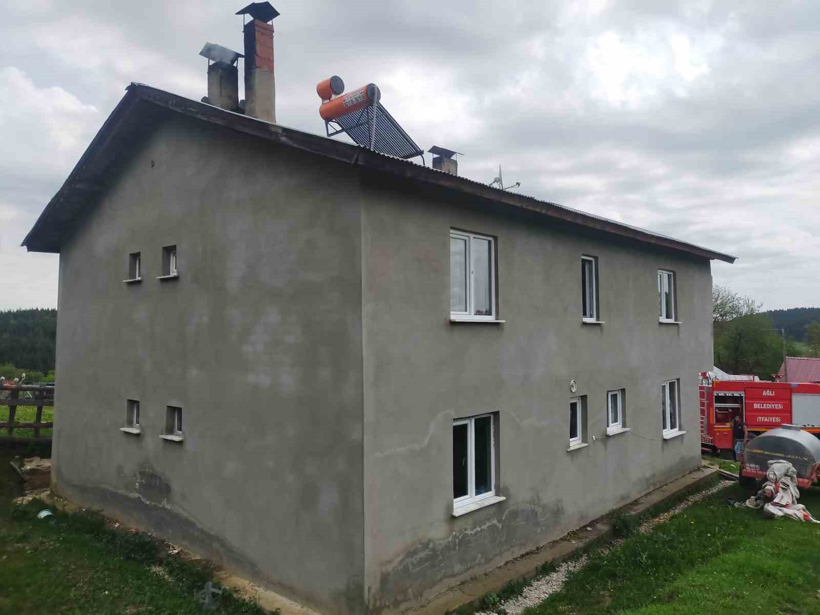 KASTAMONU’NUN AZDAVAY İLÇESİNDE BİR EVİN ÇATISINDA ÇIKAN YANGIN İTFAİYE EKİPLERİ