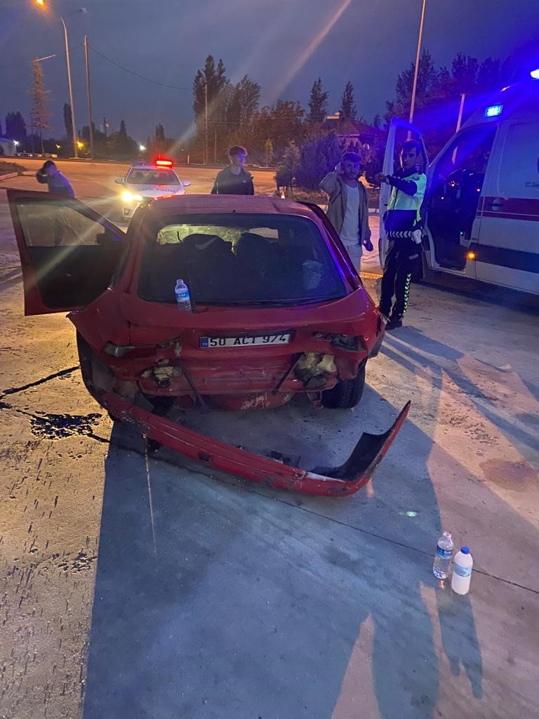 AFYONKARAHİSAR’DA İKİ OTOMOBİLİN ÇARPIŞMASI SONUCU MEYDANA GELEN TRAFİK KAZASINDA 5