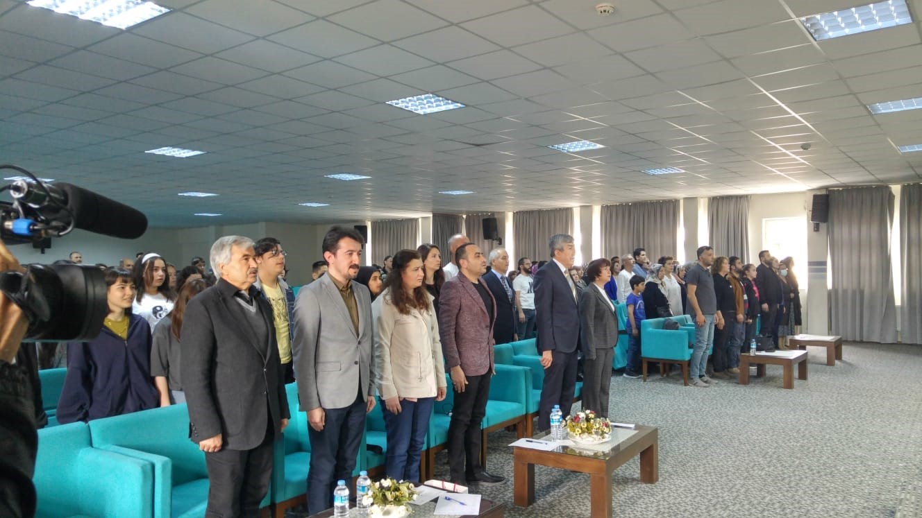 YARIŞMA ÖNCESİNDE  ÖĞRENCİLER, ÖĞRETMENLER, İDARECİLER VE VELİLER İSTİKLAL MARŞI'NI