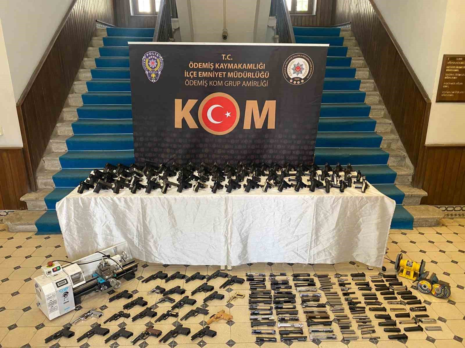 İZMİR'İN ÖDEMİŞ İLÇESİNDE, EVİNDE VE BİR MÜŞTEMİLATTA YASA DIŞI SİLAH