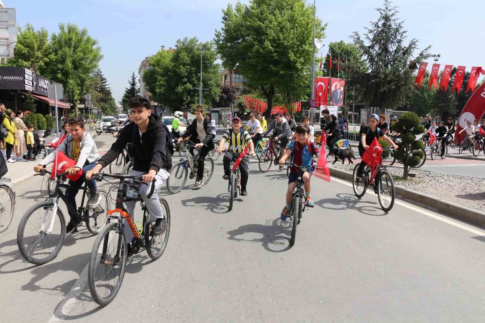 DÜZCE’DE GENÇLİK HAFTASI ETKİNLİKLERİNDE GENÇLER 8 KİLOMETRE PEDAL ÇEVİRDİLER.