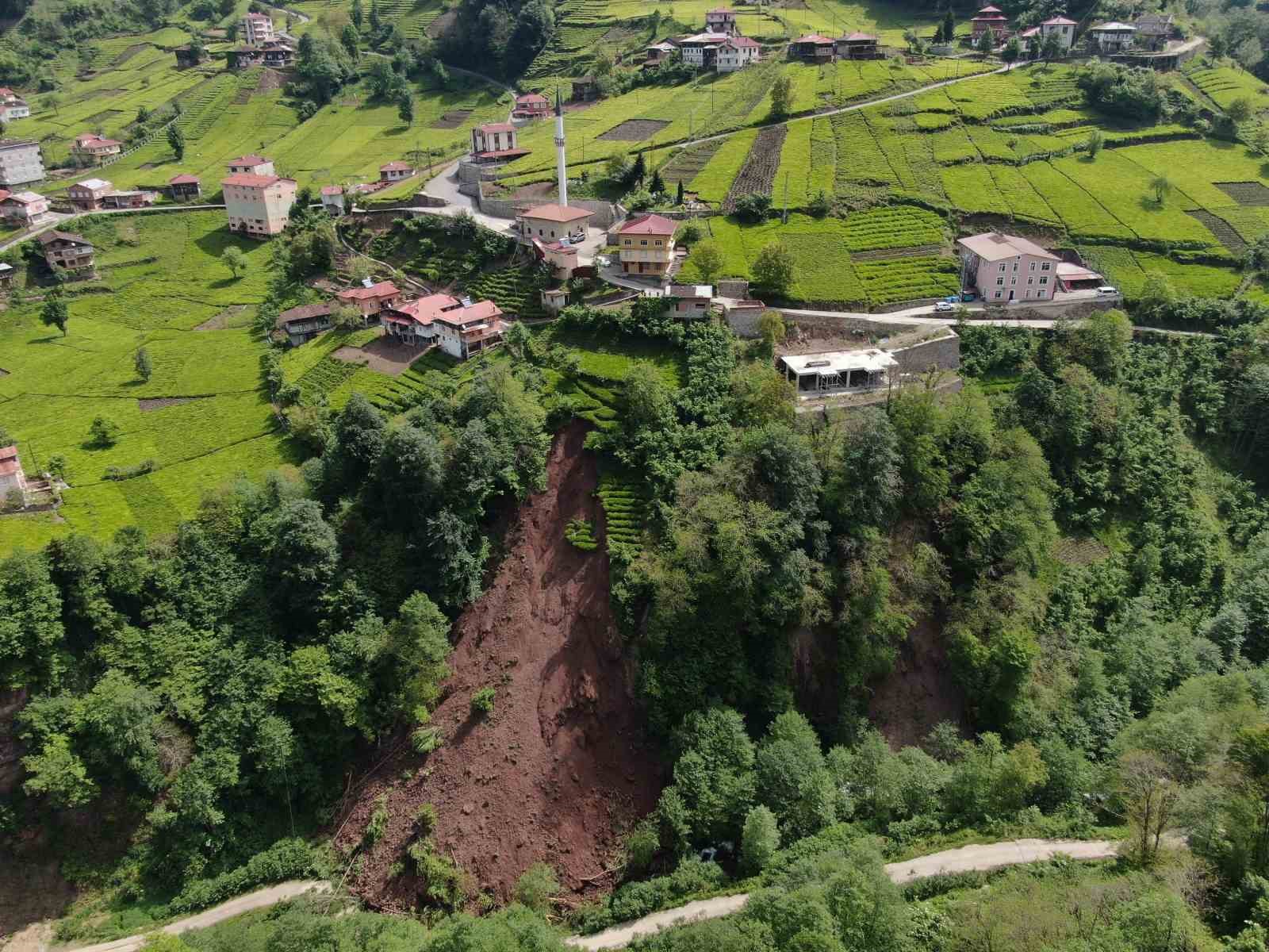 TRABZON’UN DERNEKPAZARI İLÇESİNDE DÜN AKŞAM SAATLERİNDE MEYDANA GELEN HEYELAN CEP