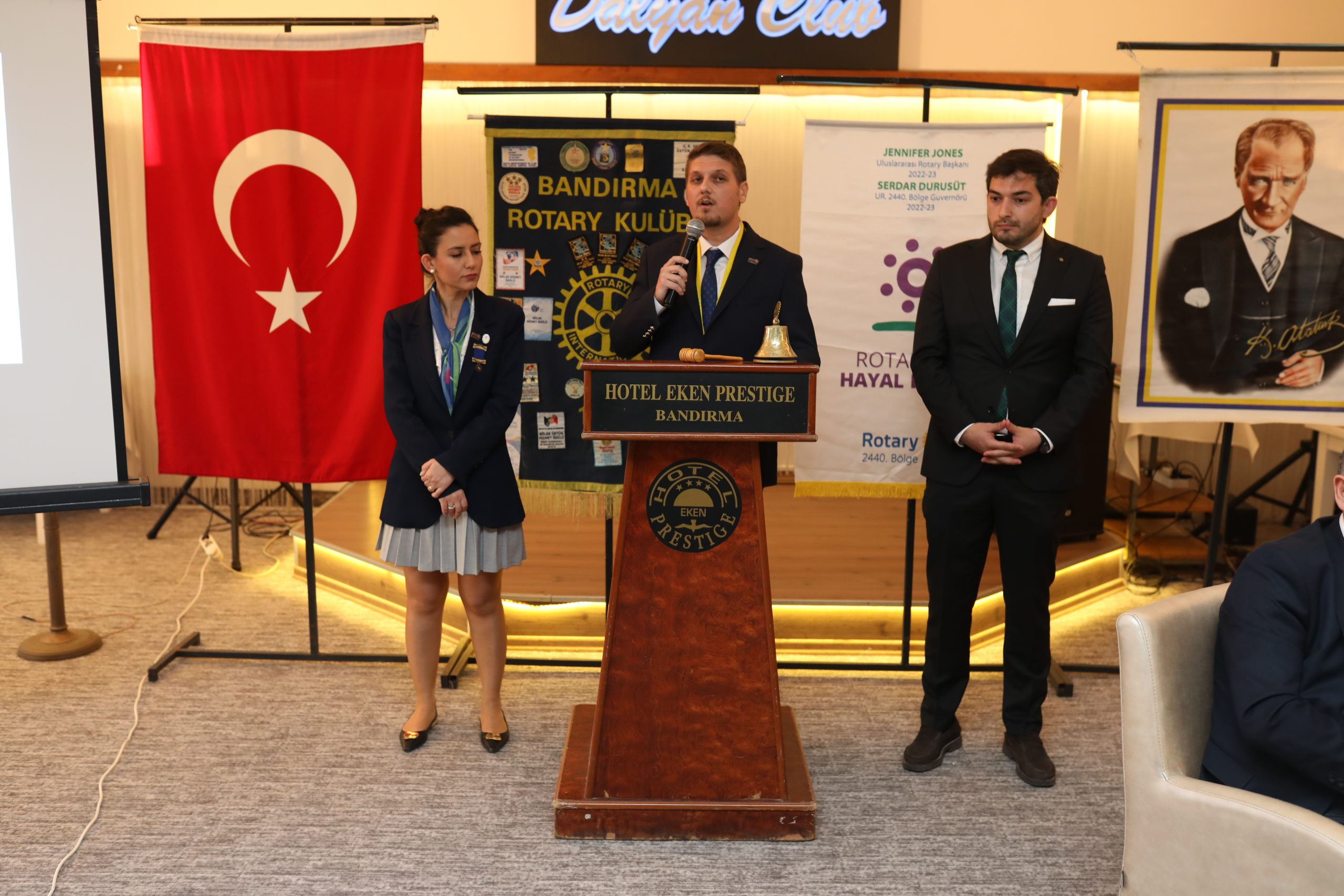 Bandırma Rotary Kulübü 40 yaşında Bandırma Rotary Kulübü kuruluşunun 40’ıncı yıldönümünde yemek daveti düzenledi. Bandırma