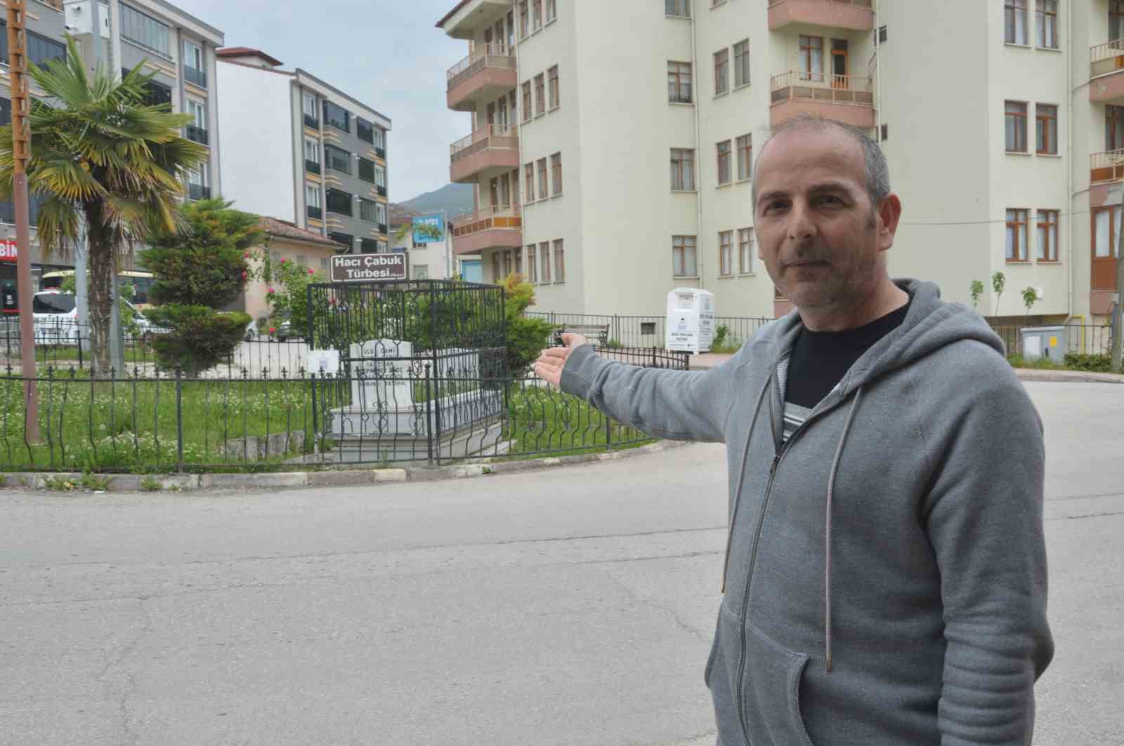 30 YILDIR 4 YOLUN BİRBİRİNE BAĞLANDIĞI KAVŞAKTA BULUNUYOR GÖRENLERİN DİKKATİNİ