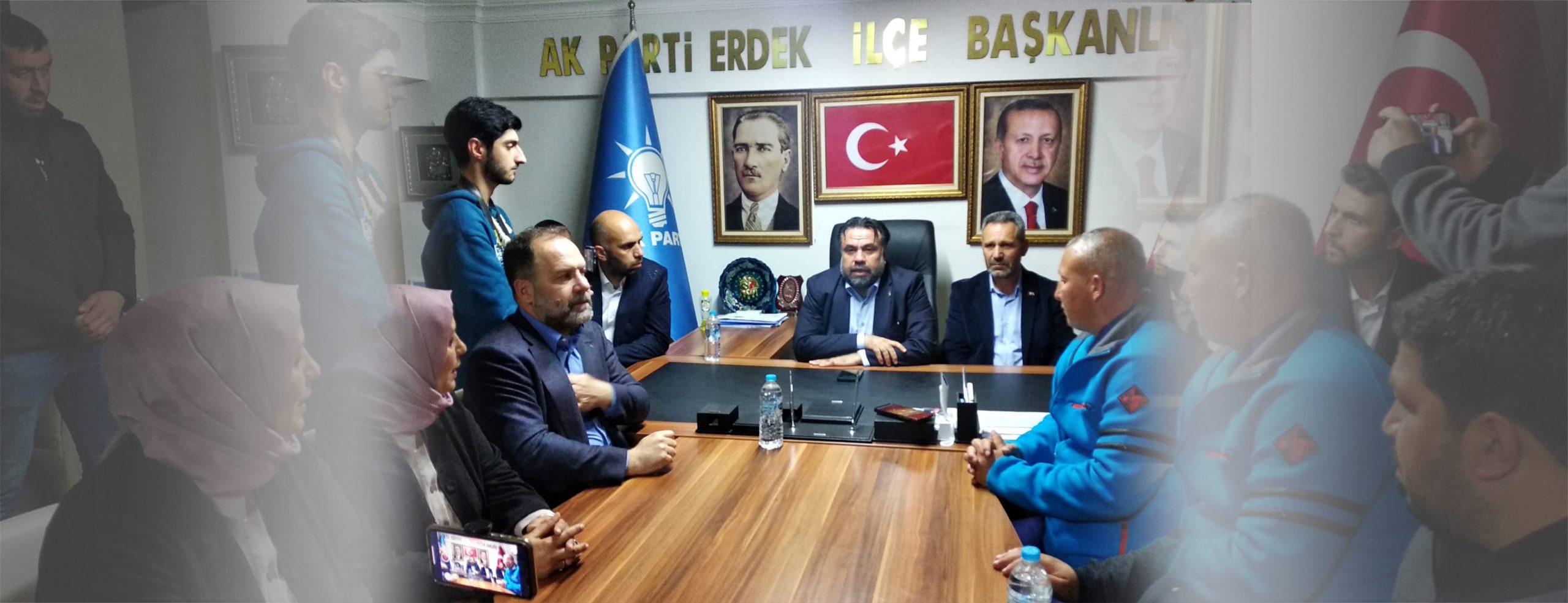 Erdek ilçesinde seçim çalışmalarını yürüten AK Parti seçim aracı, müzik