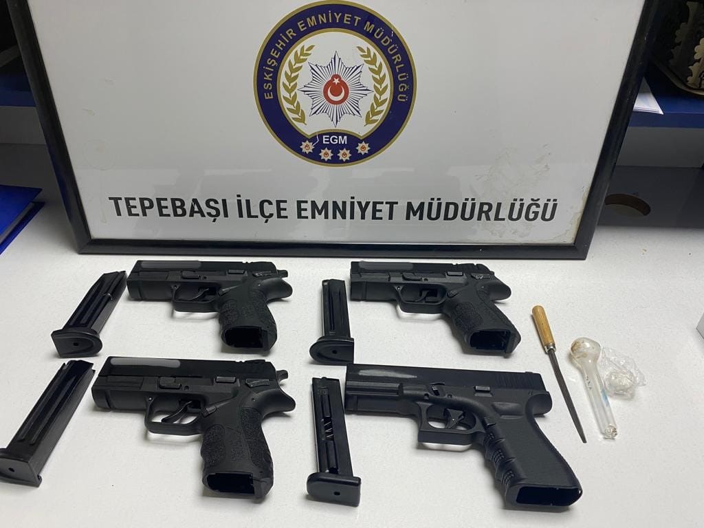 ARAMA SONUCUNDA, 4 ADET TABANCA, BİR MİKTAR NARKOTİK MADDE VE