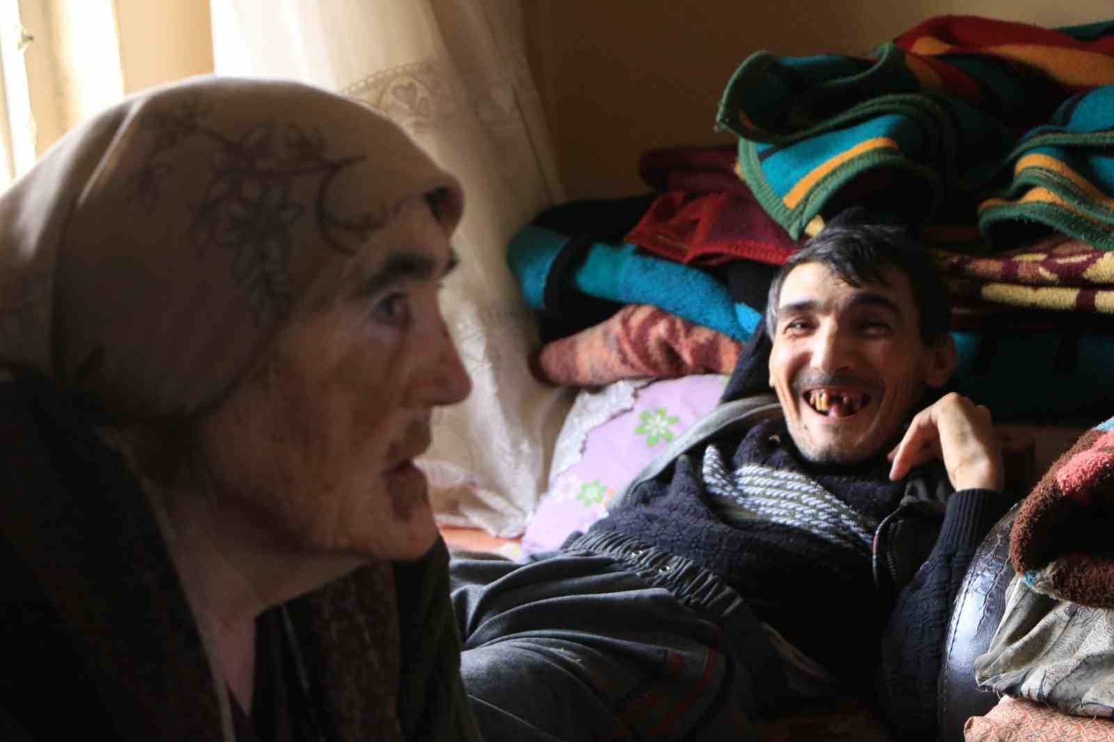 DENİZLİ’NİN ÇİVRİL İLÇESİNDE 68 YAŞINDAKİ ANNE, HAYATINI ADADIĞI BEDENSEL VE