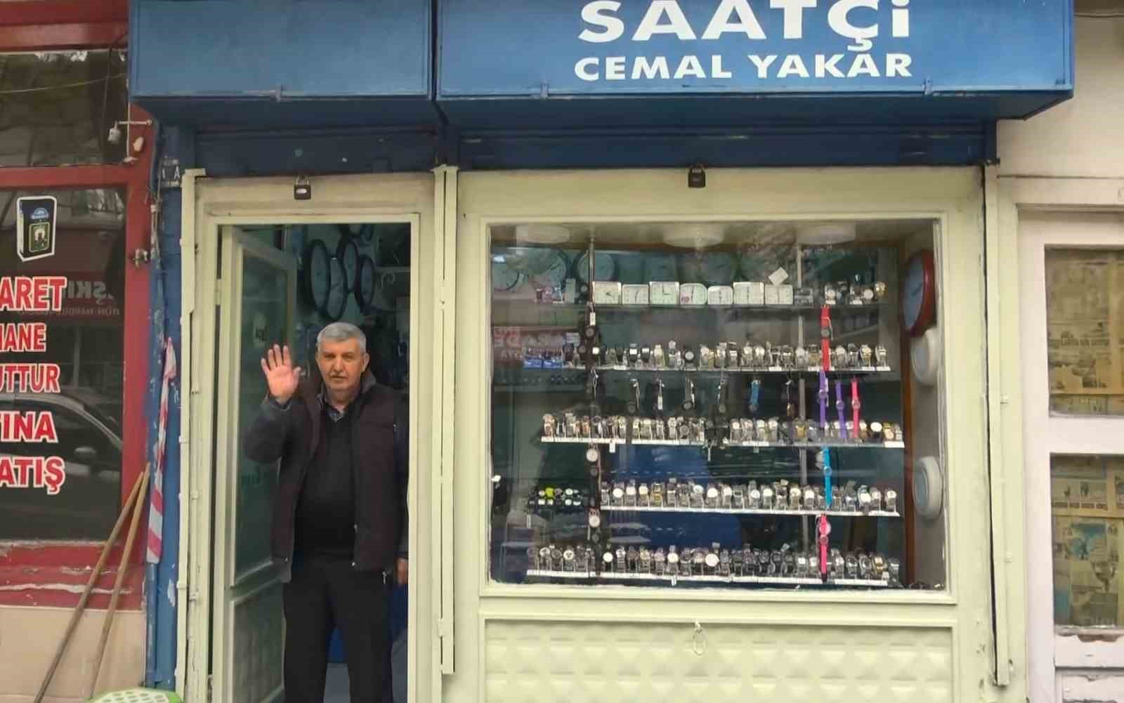 ÇANKIRI’DA YAŞAYAN 75 YAŞINDAKİ SAAT USTASI, 45 YIL ÖNCE BAŞLADIĞI