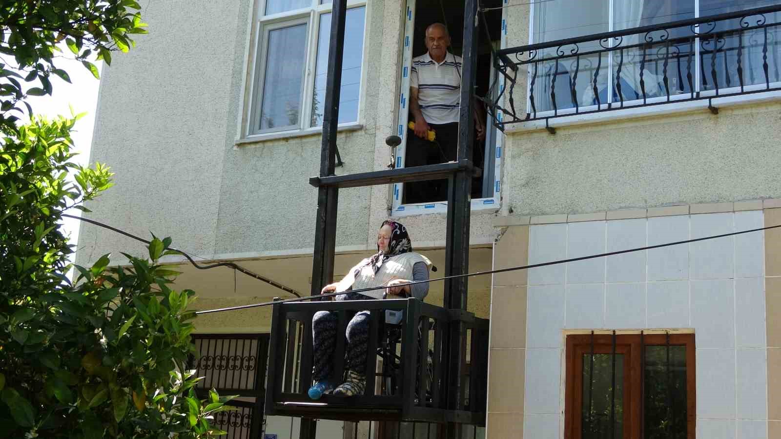 SOKAĞA ÇIKAMAYAN EŞİNE AHŞAPTAN ASANSÖR YAPAN OKUR, BU SAYEDE EŞİNİ