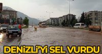 Denizli’de akşam saatlerine doğru etkili olan yağmur, hayatı olumsuz etkiledi.