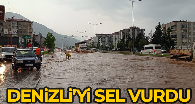 Denizli’de akşam saatlerine doğru etkili olan yağmur, hayatı olumsuz etkiledi.
