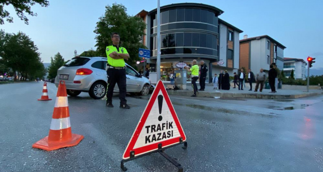 Kayganlaşan yolda kontrolden çıkan otomobil direğe çarptı: 1 yaralı ERZİNCAN’DA YAĞMUR YAĞIŞININ ETKİSİYLE KAYGANLAŞAN YOLDA SÜRÜCÜSÜNÜN KONTROLÜNDEN ÇIKAN OTOMOBİL,