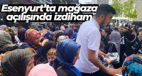 Esenyurt’ta ev eşyası satılan bir mağazanın açılışında ucuz fiyata ürün