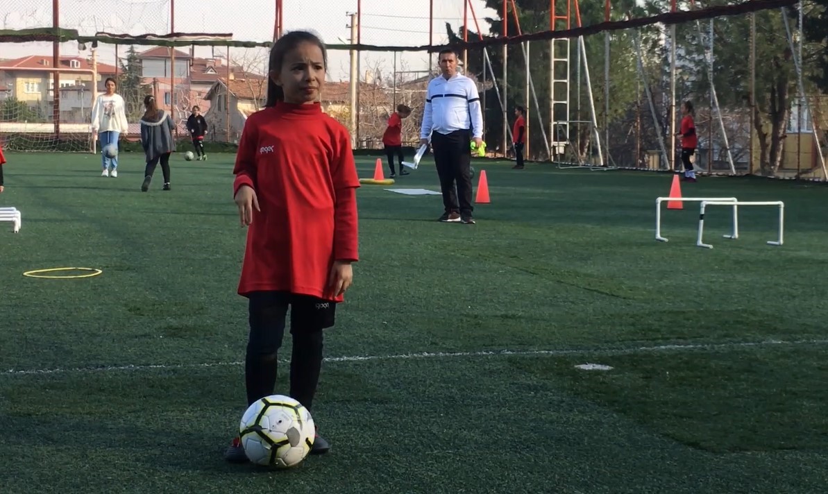 DENİZLİ'DE 8 YAŞINDAKİ OTİZM HASTASI ELA AYDEMİR'İN FUTBOLA OLAN DÜŞKÜNLÜĞÜ