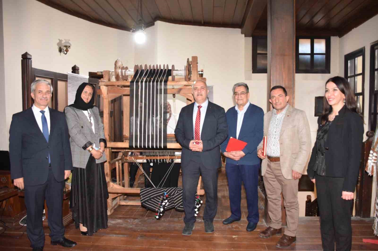 “TÜRKİYE DOKUMA ATLASI” İSİMLİ PROJEYE KATKIDA BULUNAN KÜTAHYALILARA PLAKET