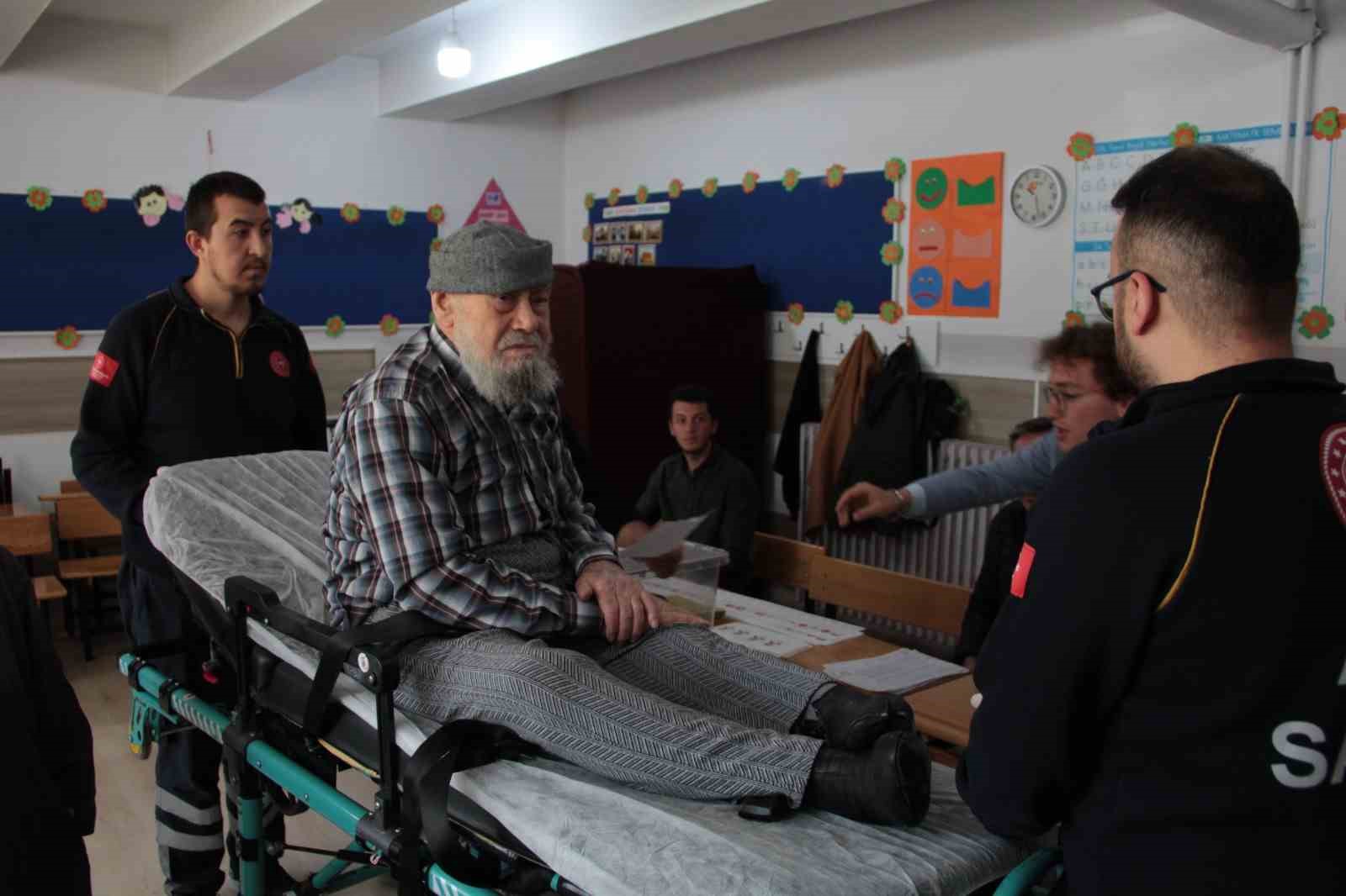 ESKİŞEHİR’DE 87 YAŞINDAKİ MUSTAFA UZUN İSİMLİ VATANDAŞ, SEDYE ÜZERİNDE AMBULANSLA