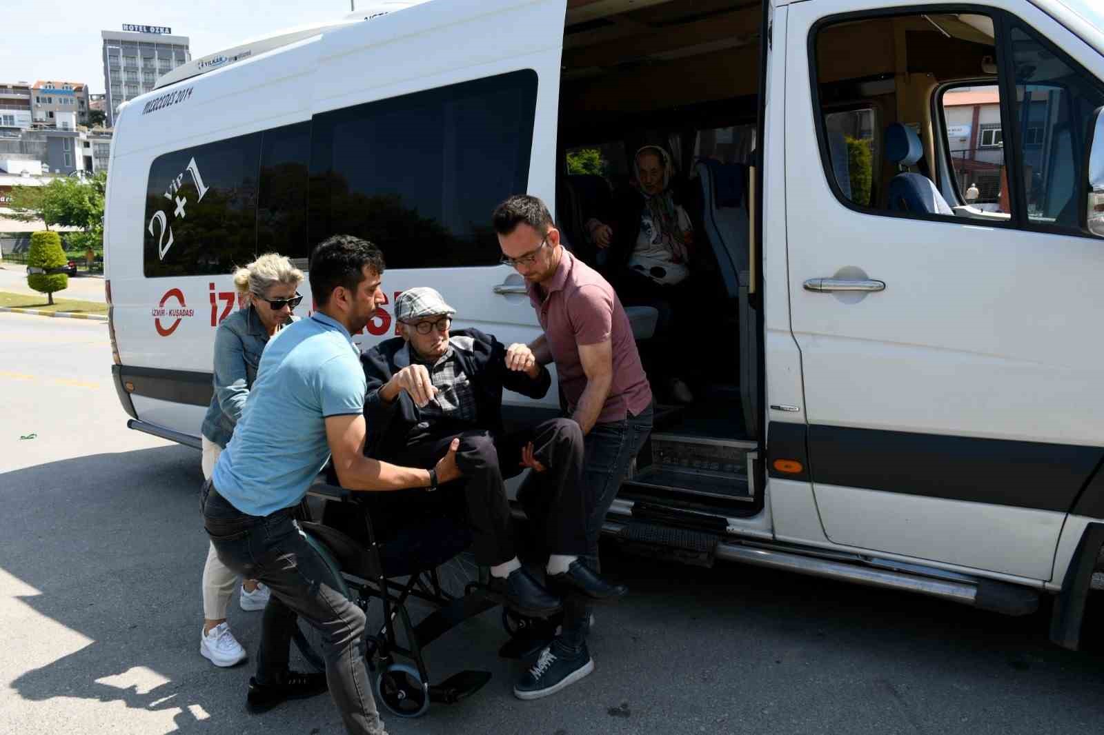 95 YAŞINDAKİ SABRİ DEDE OY KULLANDI