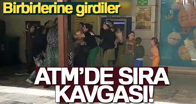 Denizli’de ATM önünde para çekmek için sırada bekleyen kadınlar arasında