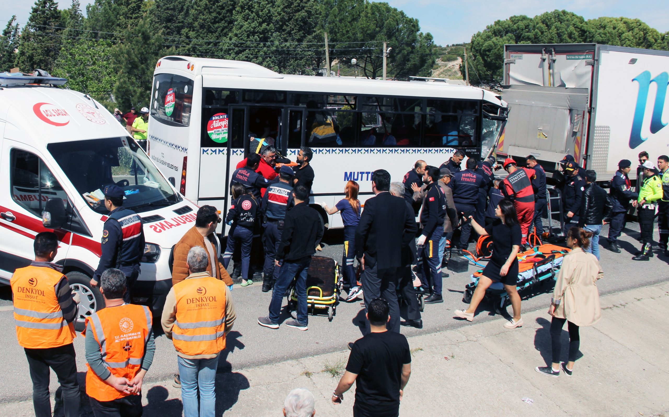 Muğla’da yolcu midibüsü ile kamyonun karıştığı kazada 4’ü ağır 34