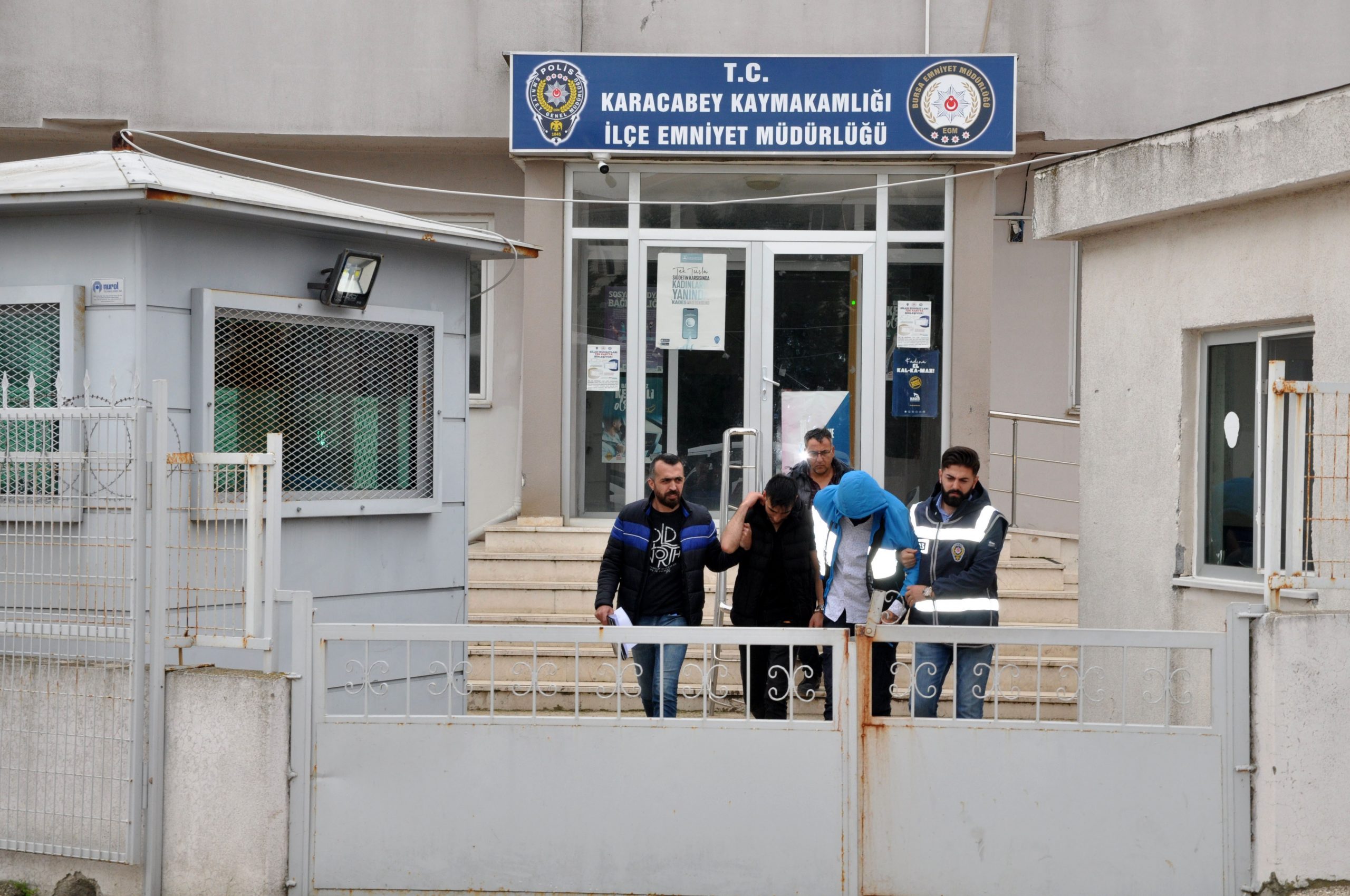 Bursa’nın Karacabey ilçesinde okul müdür yardımcısını bacağından vuran veli savcılığın itirazı üzerine mahkemece tutuklandı.