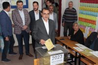 Enerji ve Tabii Kaynaklar Bakanı Fatih Dönmez, oy kullandıktan sonra