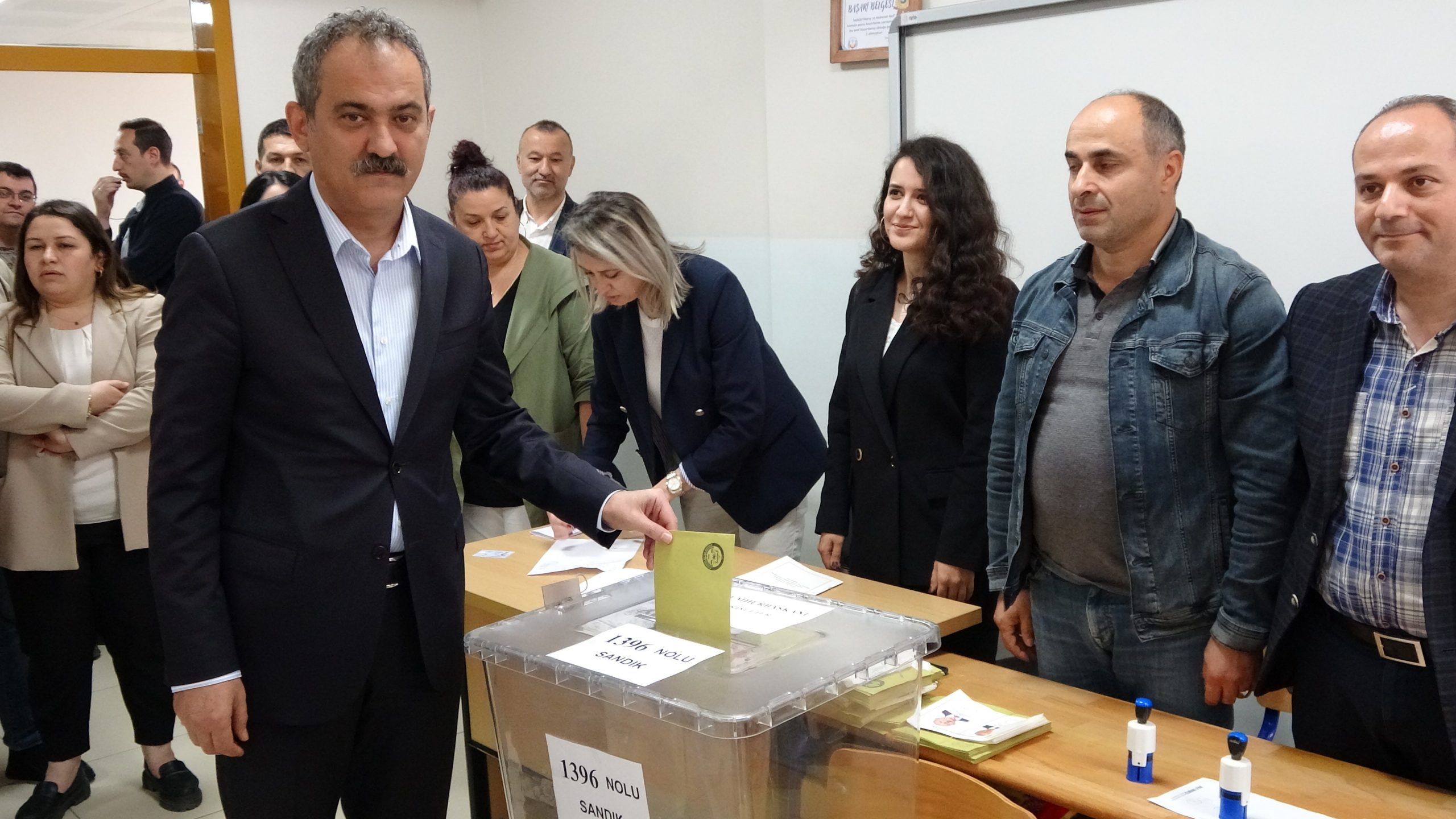 Bakan Özer oyunu Ordu’da kullandı Ordu’da vatandaşlar saat 08.00 itibarıyla sandık başına giderek oylarını kullanmaya